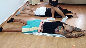 Professor de Yoga e os alunos tarados