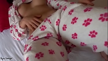 La encuentro muy caliente tocandose en pijama