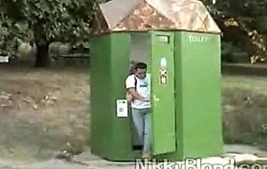 Nikki blond superbe blonde star du porno taille une felation dehors