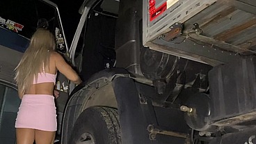 CAMINHONEIRO DOTADO FUDENDO O CUZINHO APERTADO DA SAFADA