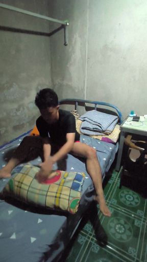 Filipino Teen Engraver Jerks Himself off in the Shower Until He Cums