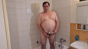 Ein molliger Typ knetet unter der Dusche seinen Pimmel - Pasci1980