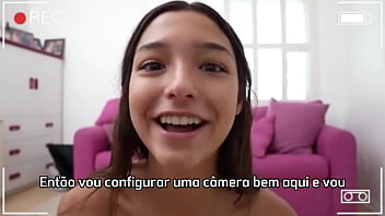 Novinha finalmente convence seu padrasto a foder gostoso em quanto sua m&atilde_e n&atilde_o esta em casa. Layla Jenner_ Dennys Mountain