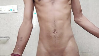 Universitários asiáticos gostosos com pênis enormes se masturbam e fazem sexo oral em um 69 quente antes de uma foda anal quente no banheiro.