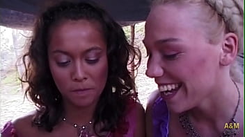 Las chicas hippies de acampada que se com&iacute_an todo, todo....