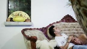 Aprovechando que mi amigo se fue a dormir y nos dej&oacute_ solos en la sala emc&eacute_ a ense&ntilde_arle la verga a su esposo y no se qued&oacute_ con las ganas de chuparmela