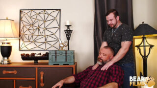 El oso peludo y tatuado Adam Snow es follado y follado por los jóvenes Kurt Jacobs y Chip Young en un clip fetichista