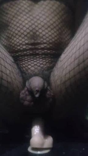 Femboy en pantimedias, cabalgando