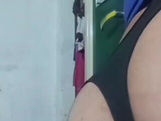 Desi hot bhabhi ki jawani chadhane par apne khud khud se doodh se doodh nikal kar chuta me fat