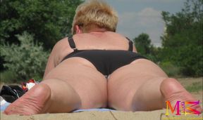 Candid Buxom BIG BEAUTIFUL WOMAN Big Arses on the beach