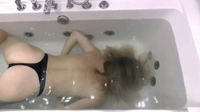 Dive into the tub with the head forward MP4 HD 720p