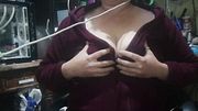 Masajeando y jugando mis grandes tetas naturales