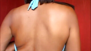 Une fille se fait sodomiser par un homme avec une grosse bite noire lors d'un plan à trois torride.