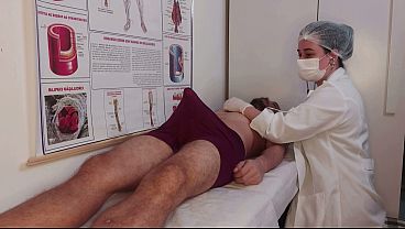 Paciente tem ere&ccedil_&atilde_o ao sentir o toque da enfermeira