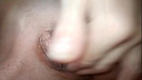 Milf espa&ntilde_ola masturbandose y empalmando su gran clitoris