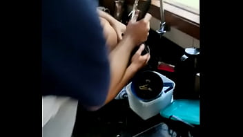 Safada tomando tapa na pia