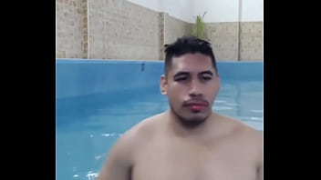 hombre sexy ba&ntilde_andose en el jacuzzi