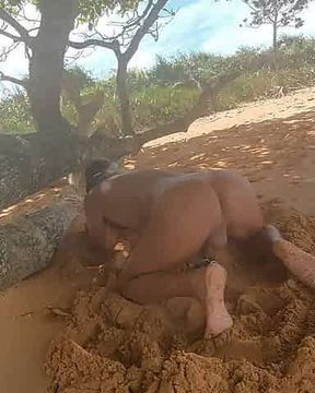 Ladysilva sissy na praia tirando a calcinha exibindo sua bunda bronzeada