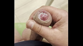 Красивый молодой член мастурбирует крупным планом и кончает