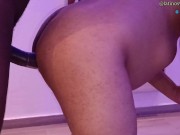 Mi vecino se va conmigo a una cabaña y me mete su enorme y gruesa verga entera.