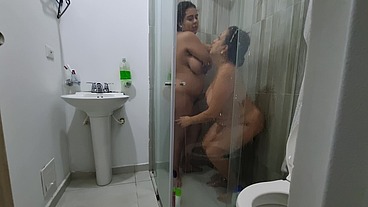 venezolana tinene sexo en la ducha