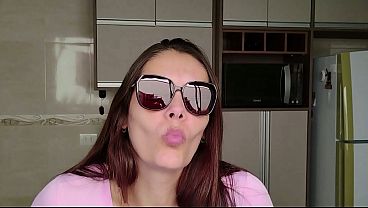 Dona de casa linda e safada de shortinho curto provocando com banana na cozinha.