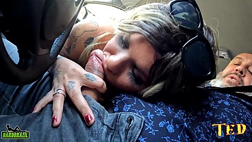 Uma novinha cavala fez um boquete e ngoliu tudo dentro do carro - Alexia Ferraz - Anjinha Oficial