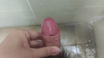 处男大学生浴室自慰