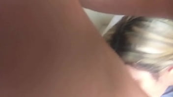 Essa &eacute_ a loira mais gostosa que vai ver chupando uma rola