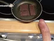 Paja rápida gimiendo alto en la cocina! Chocolate y leche espesa para el desayuno de los campeones!
