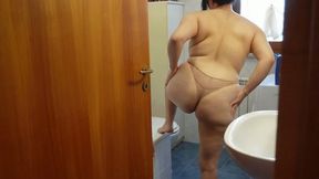 Peeping at your fat neighbor [MOV]
