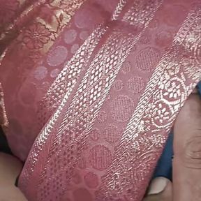 The village woman showed her whole body by wearing her saree. With your boyfriend!