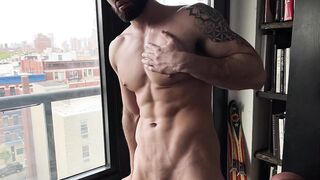 super-hot bulky dude demonstrating off