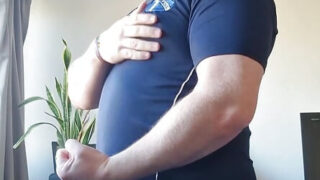 Şişman eşcinsel ayı fahişenin ev yapımı solo striptizi, yoğun anal ilişkiye yol açıyor.