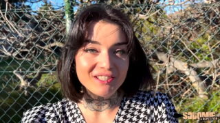 Brunette babe tar det dypt i den trange rompa si