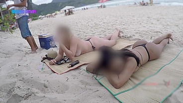 ME EXIBINDO COM A MINHA AMIGA THAY PARA O VENDEDOR DE QUEIJO NA PRAIA...