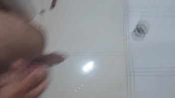 Sorvete de morango com recheio de leite condensado