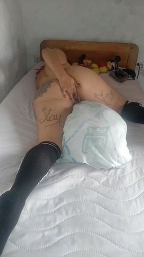 babe frotandose con la almohada consigue un gran orgasmo