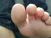 Chaussettes puantes en voiture