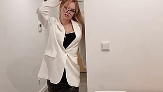 Кончил сводной сестре прямо на очки