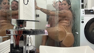 Transamos no banheiro da empregada enquanto ela limpava a casa... Fizemos tanto barulho, será que safada nos ouviu?
