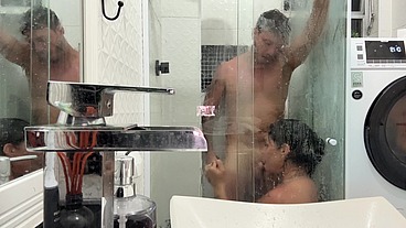 Transamos no banheiro da empregada enquanto ela limpava a casa... Fizemos tanto barulho, será que safada nos ouviu?