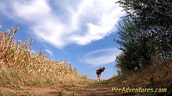 Pissing trough her jeans - Pissing on a dirt road in the middle of nowhere - Pipi in her jeans while doing her fitness