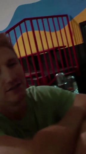 Empregada da Pista de Gelo gosta de Foder Caralhos bem Grandes   Clip 1