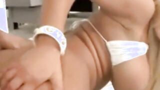 Irriterte Big-Tit MILF-jukser med anal og blåsejobb