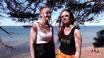 Arianna et Angelina, milfs plantureuses, s&#039_offrent une queue