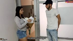 Horny girl is surprised by her boyfriend with a detail until he fucks her pussy hard and makes a SQUIRTS-Porn in Spanish