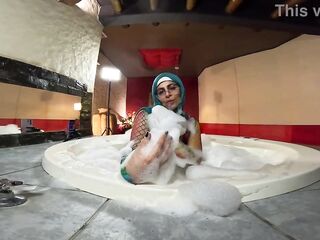 Twat to Mouth in the Jacuzzi Mia Niqab