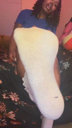 Tabi shows and performs with infamous oily feet