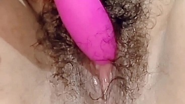 Amigo me pone bien cachonda y le pido a mi esposo que me dé su leche..